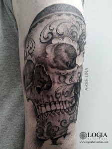 tatuaje-brazo-calavera-Logia-Barcelona-Arse   